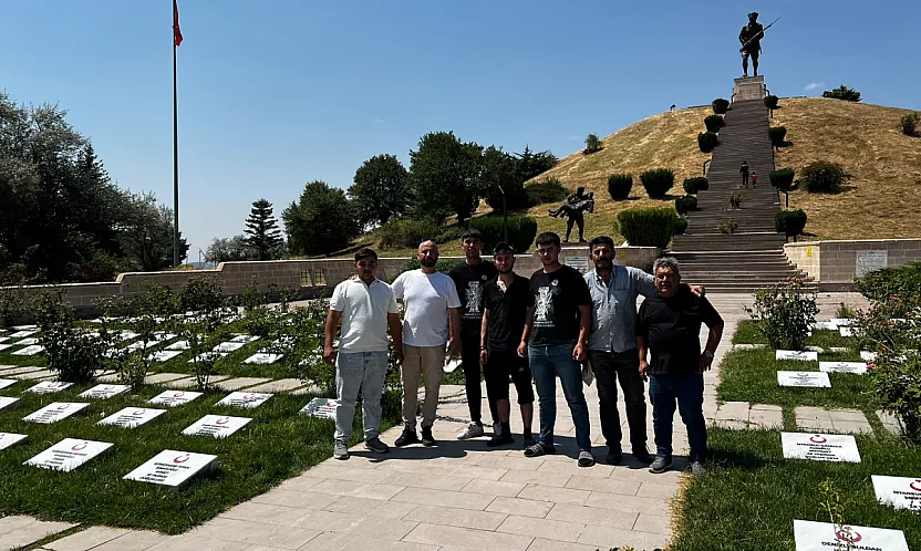 Afyonlu Öğrencilerden Şehitlere Vefa: 510 Mezar Taşını Yenilediler