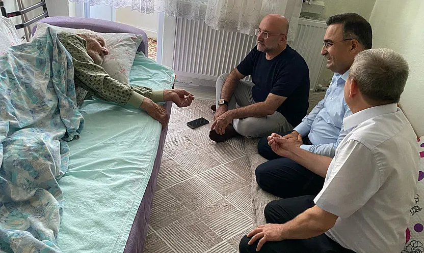 AK Parti Heyeti, En Yaşlı Üyenin Duasını Aldı
