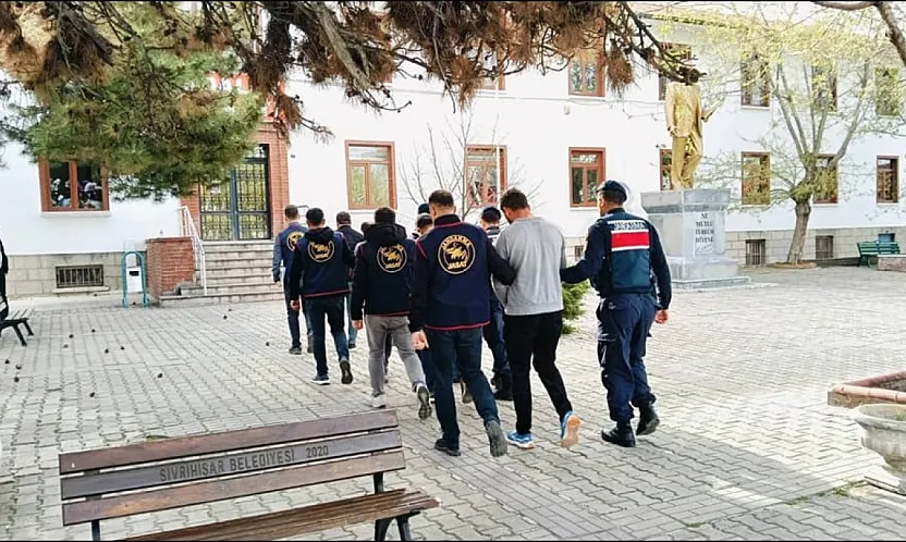 Akılalmaz Hırsızlık! Yakalandılar...