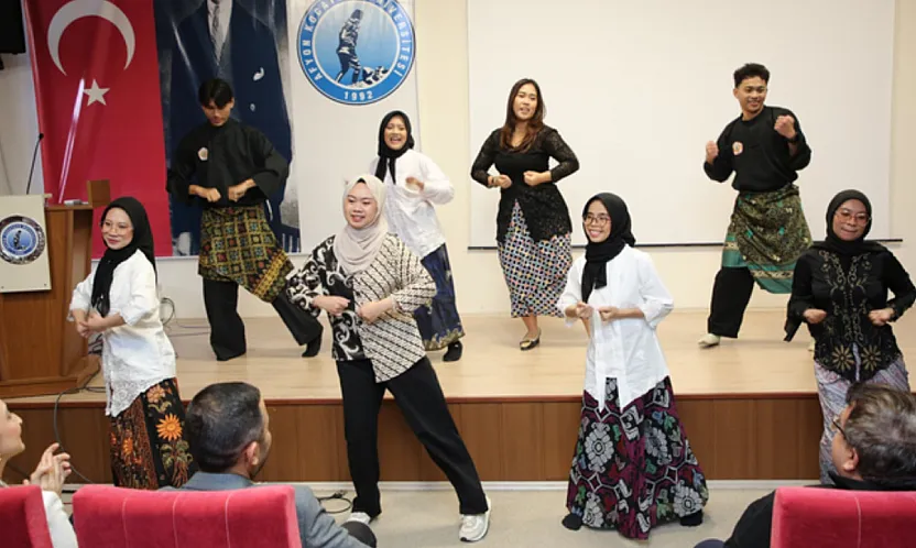 AKÜ'de 12 Ülke Tek Çatı Altında Buluştu!