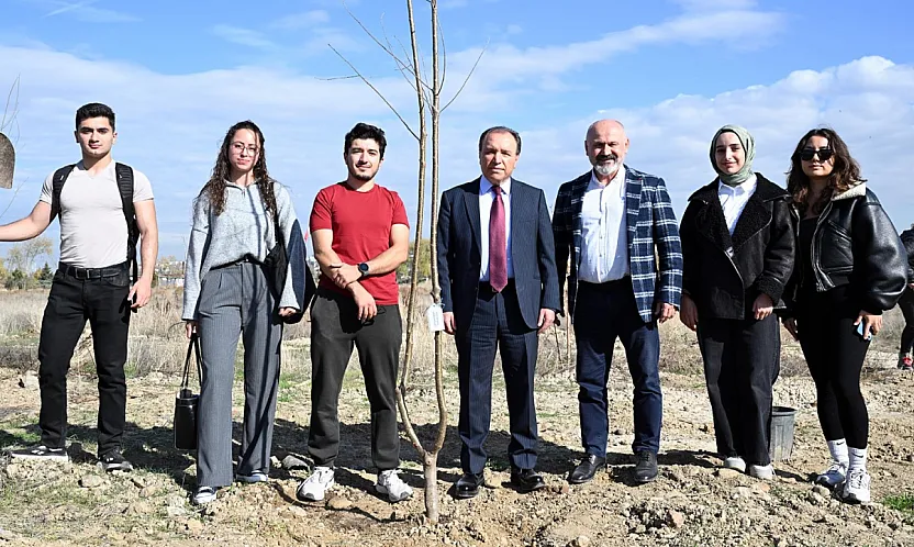 AKÜ'de 1300 Fidan Toprakla Buluştu