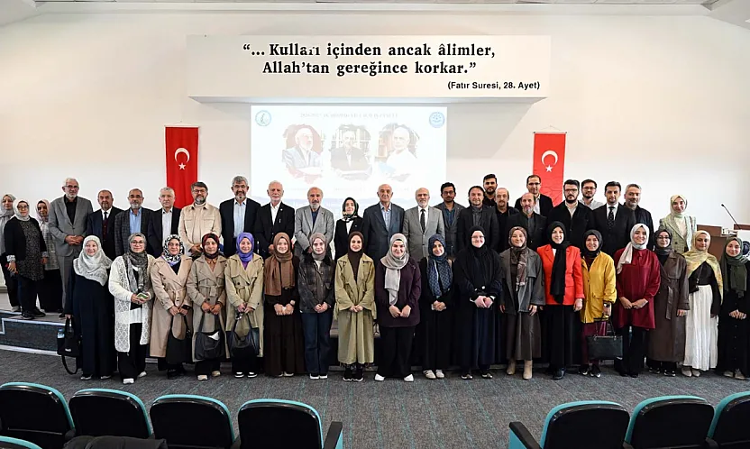 Akü'de Çarpıcı Panel! 'Geçmişten 40 Delil Getiriyoruz Ama Bugünün Gencine Söz Bulamıyoruz'
