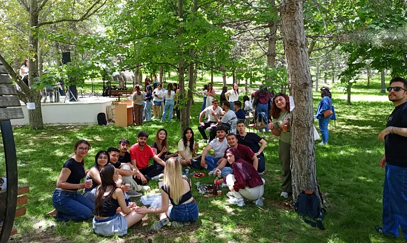 AKÜ'lü Gençler 'Garden Party' De Eğlendi