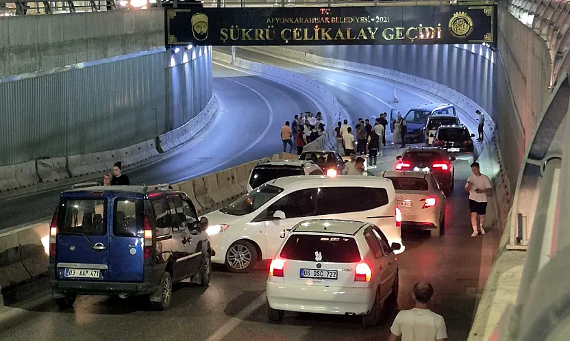 Alt Geçitte Zincirleme Kaza: 2 Kişi Yaralandı, Yol Kapandı