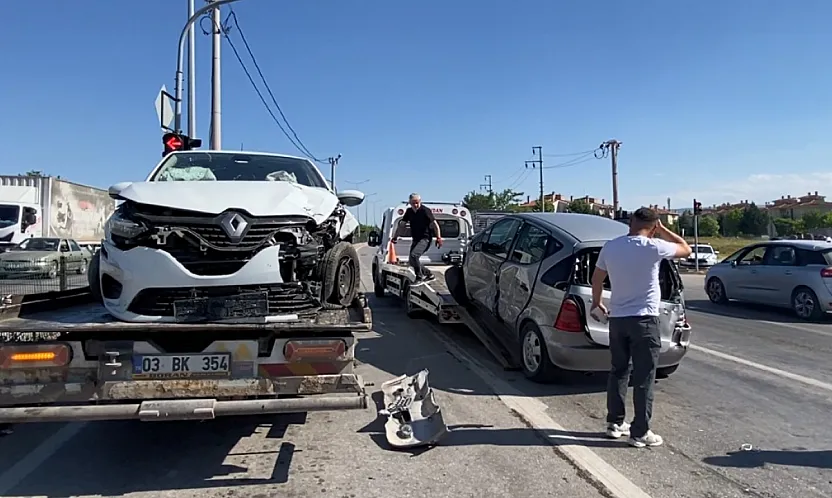 Ambulansa Yol Vermek İsterken Zincirleme Facia!