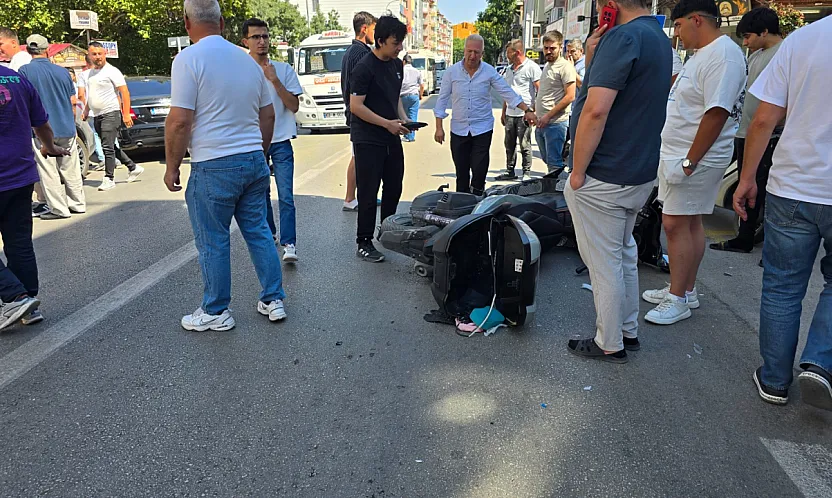 Ara Sokağa Dönmek İstedi, Karşıdan Gelen Motosikletle Çarpıştı