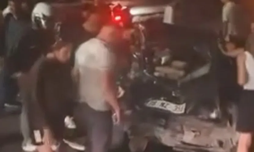 Astsubayları Taşıyan Otomobil Bariyerlere Çarptı: 3 Yaralı