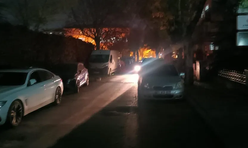 Aynı Cadde... Bir Taraf Karanlık, Bir Taraf Aydınlık