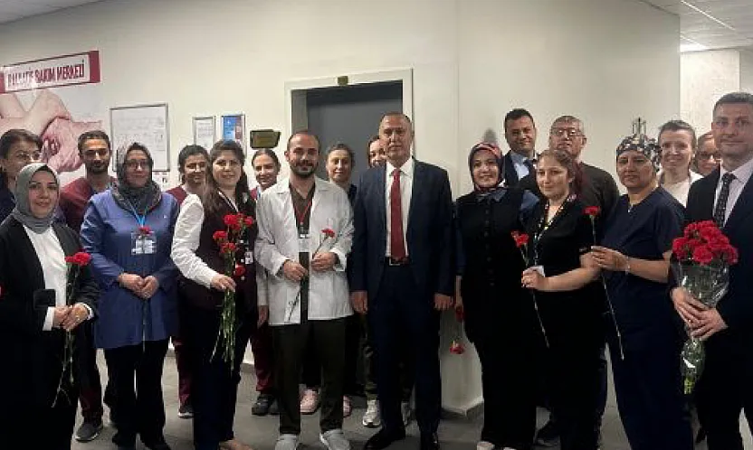 Başhekim Acar'dan, Hemşirelere Karanfilli Kutlama