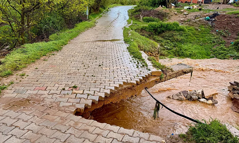 'Bayat'ta Şiddetli Yağış Hayatı Altüst Etti'