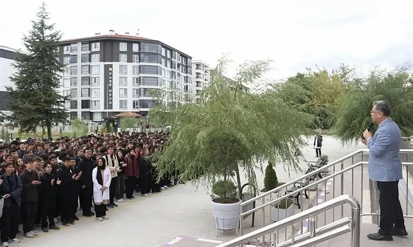 Bayrak Töreninde Dikkat Çeken Mesaj!