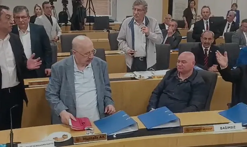 Belediye Meclisi'nde Konuşma İzni Verilmedi, Belediye Girişinde Açıklama Yaptı