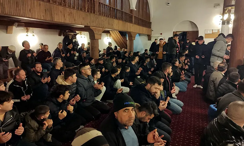 Berat Kandili'nda Camiler Doldu, Taştı