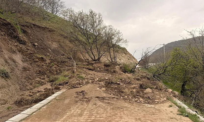 Bolvadin'de Heyelan Nedeniyle Yol Trafiğe Kapandı