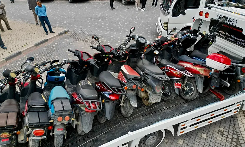 Bolvadin'de Trafik Denetimi: Plakasız ve Tescilsiz Motosikletler Yakalandı