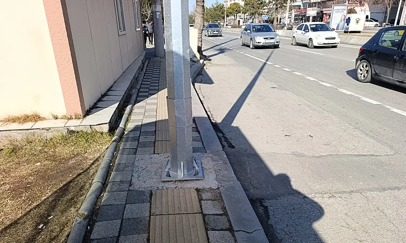 Bu Kadarı da Olmaz: Engelli Yoluna Elektrik Direği Dikildi