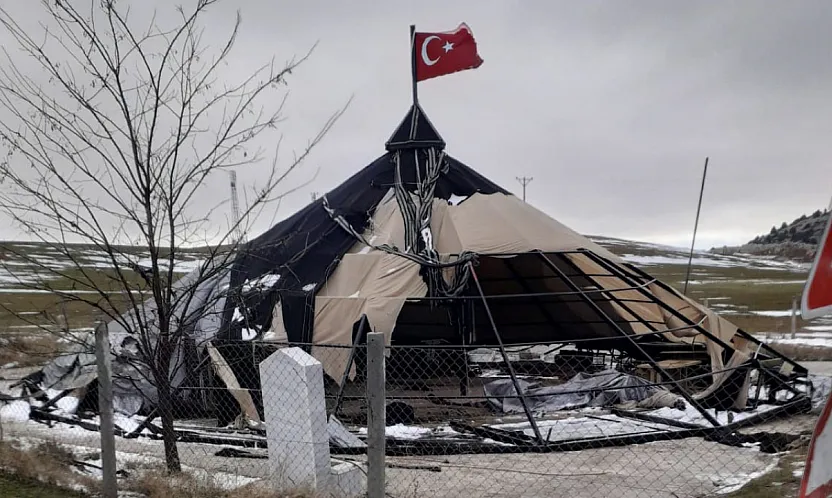 Çadır Salon Şiddetli Rüzgara Dayanamayarak Parçalandı