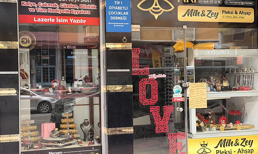 Cam Silmekten Yorulan Kadından Hem Güldüren Hem Düşündüren Bilgilendirme