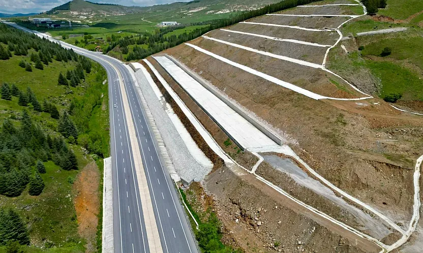 Çay ve Emirdağ Yolunda Heyelan Alarmı
