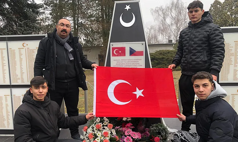 Çekya'daki Türk Şehitliğini Ziyaret Edip Bayrak Açtılar