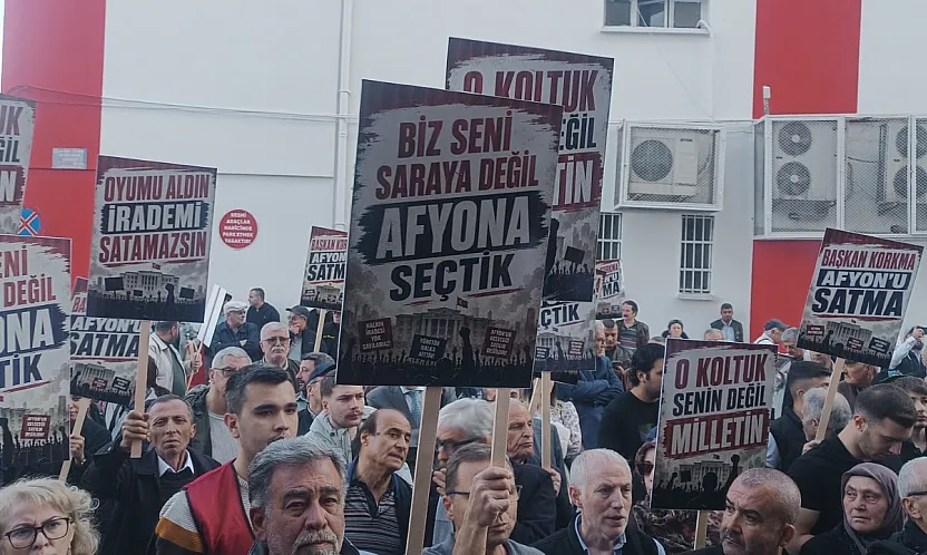 CHP'liler Bir Bugün De Belediye Önünde