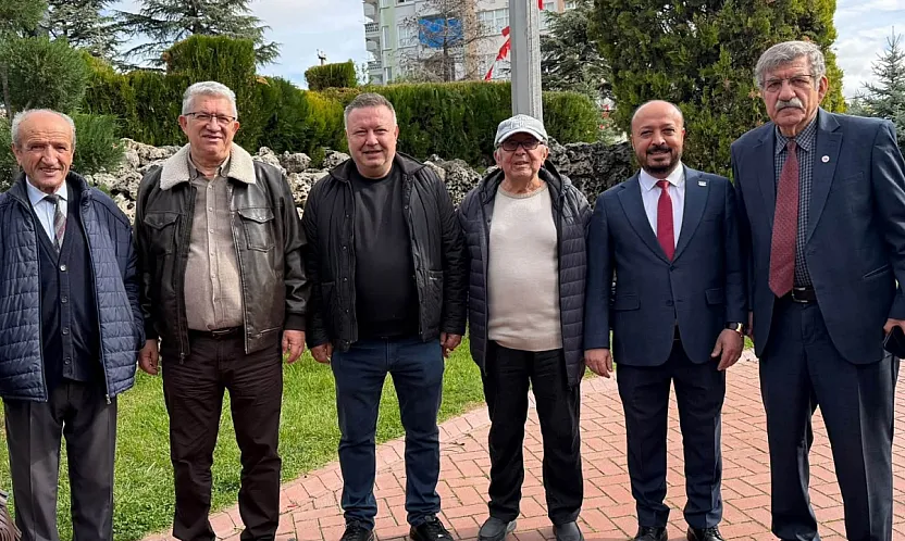 'Cumhuriyete Bu Kadar Uzak Olan, Halktan Korkan Bu Makamda Duramaz'