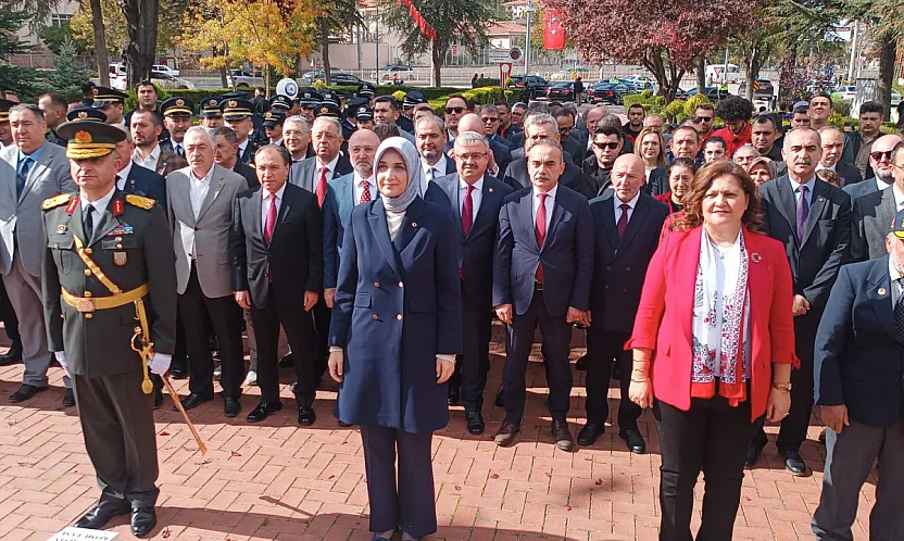 Cumhuriyetin 102. Yılında Çelenkler Sunuldu