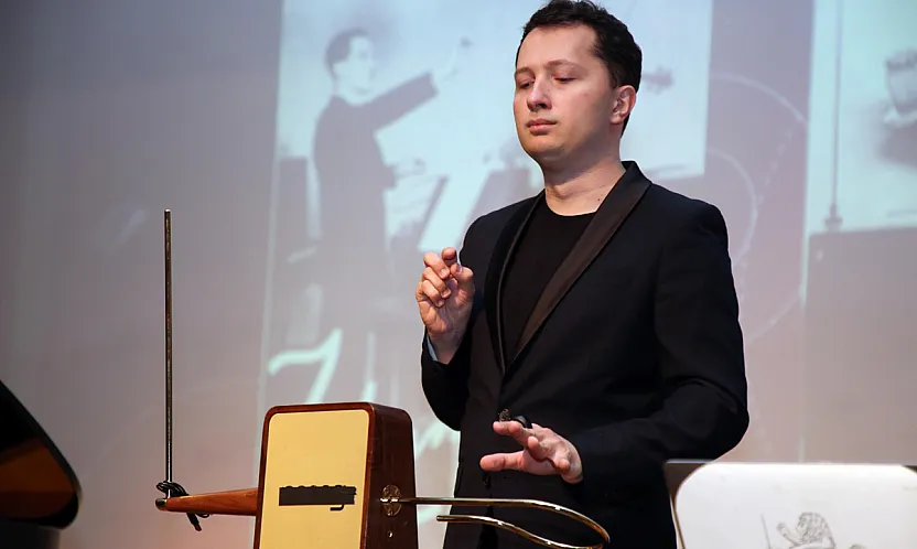 Dedesi İcat Etti, Kendisi Konser Verdi