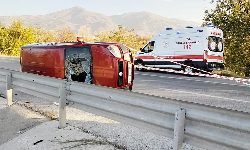 Devrilen Ticari Araçta 4 Kişi Kazayı Yara Almadan Atlattı