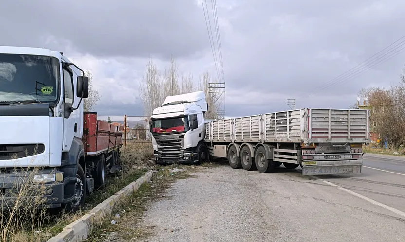 Direksiyon Hâkimiyetini Kaybeden Tır Önündeki Araca Çarptı
