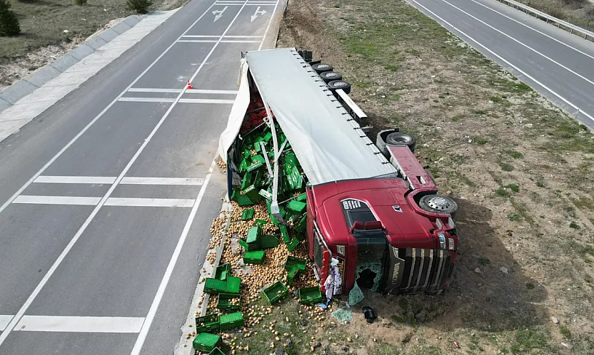 Direksiyon Hakimiyetini Kaybetti: Tır Refüje Devrildi