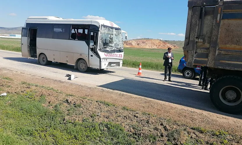 Direksiyon Hakimiyetini Kaybetti, Kamyona Çarptı: 3 Yaralı