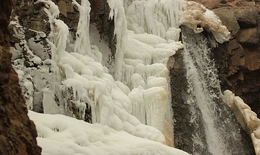 Donan Şelalenin Hayranlık Uyandıran Görüntüsü