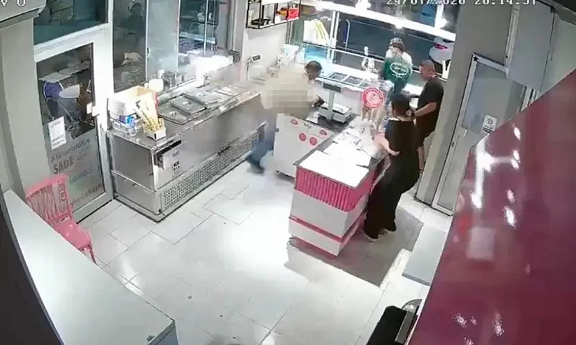 Dondurmacıdaki Cinayeti Kamerada. Önce Kameraya El Salladı, Sonra Vurdu