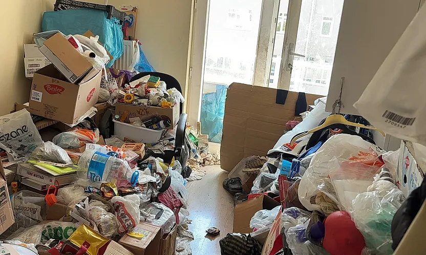 Emekli Profesörün İki Dairesinden Tonlarca Eşya Ve Çöp Çıktı