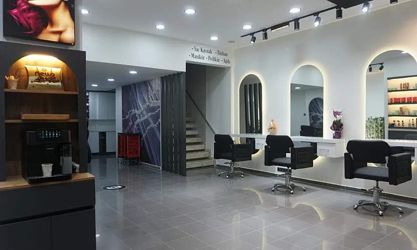 En Gözalıcı Saçlar, Bu Kuaförde