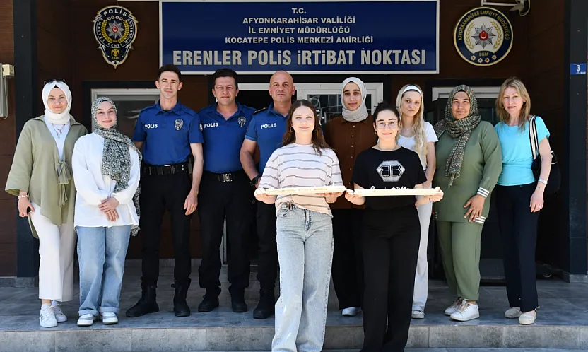 Erenler'de İçleri Isıtan Paylaşım: Öğrencilerden Kamu Görevlilerine Aşure