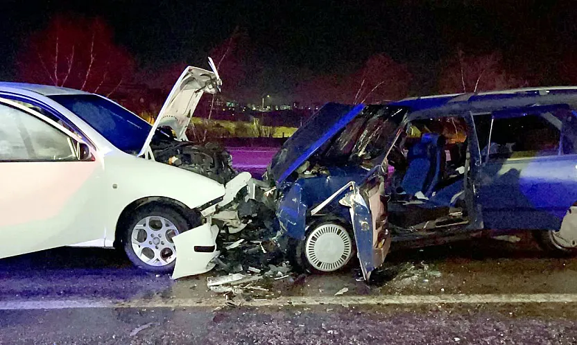 Eskişehir-Afyon Yolunda Kafa Kafaya Çarpıştılar: 9 Yaralı