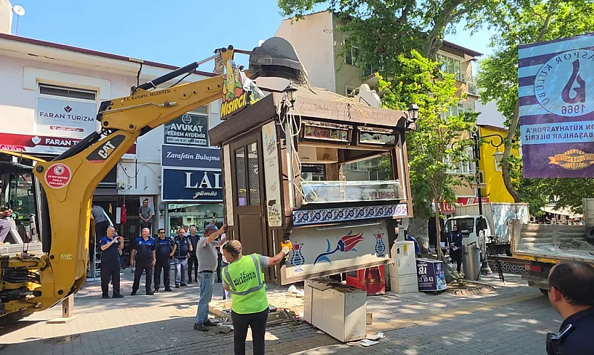 Esnaf Kendini Çatıya Zincirledi, Polis Ve Zabıta Eşliğinde Büfeler Kaldırıldı
