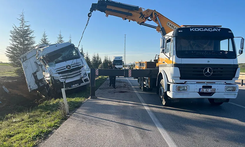 Ev Eşyası Yüklü Tır Kontrolden Çıkıp Şarampole Uçtu