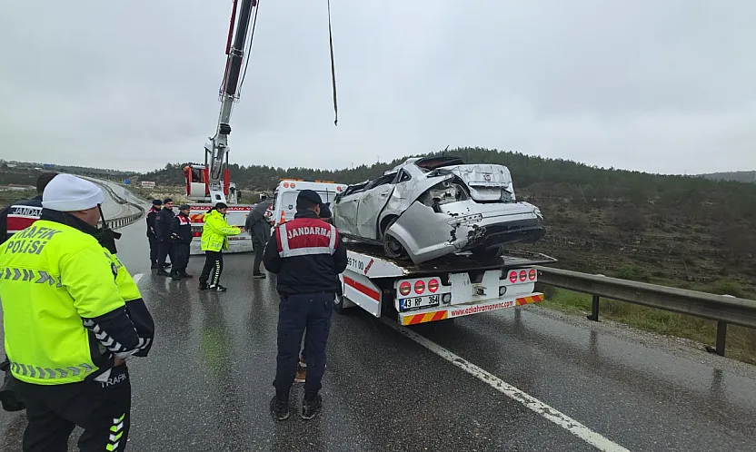 Feci Kazada Sürücü Yaralı, Eşi Hayatını Kaybetti