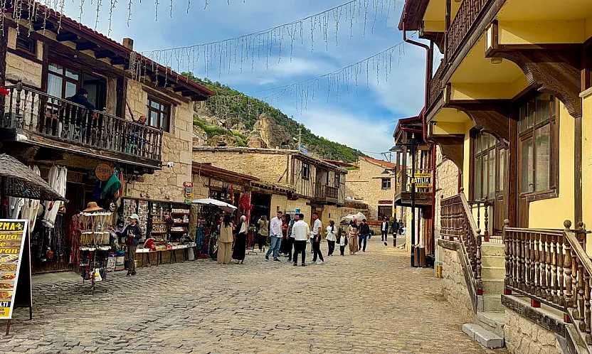 Frig Vadisi Ziyaretçi Akınına Uğradı