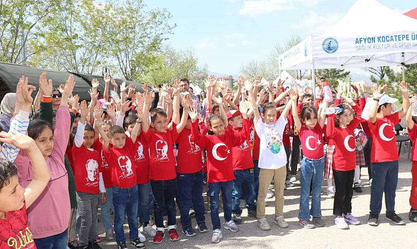 Geleneksel Çocuk Şenliği'nde Renkli Görüntüler