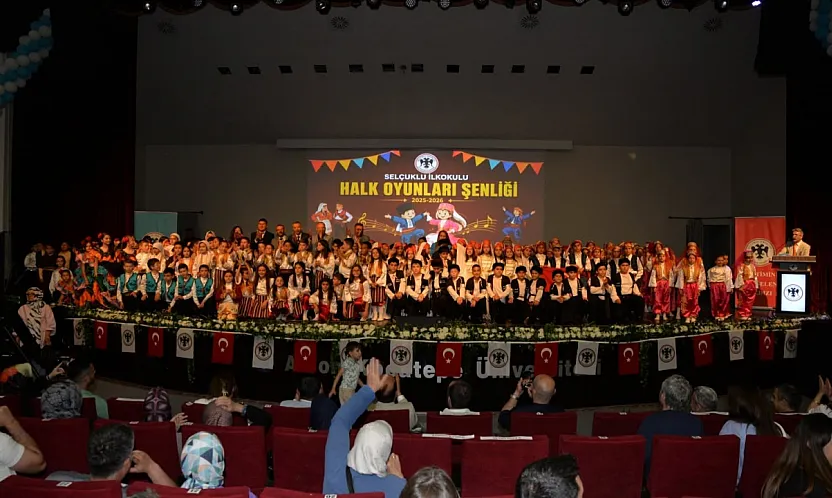 Halk Oyunları Performanslarına Büyük Alkış