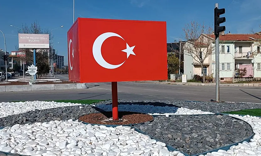 Hastane Yolunda Türk Bayrağı Düzenlemesi… Yeterli mi, Değil mi?