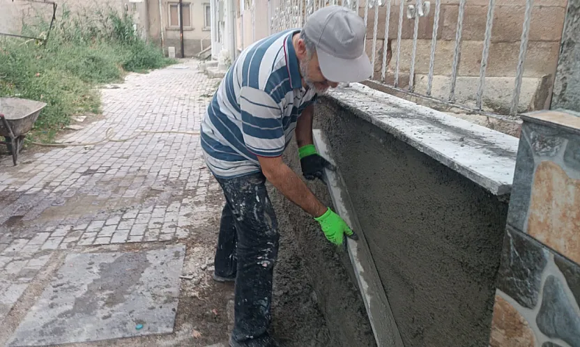Hem İmam, Hem Usta... Caminin Tadilatını Yaptı