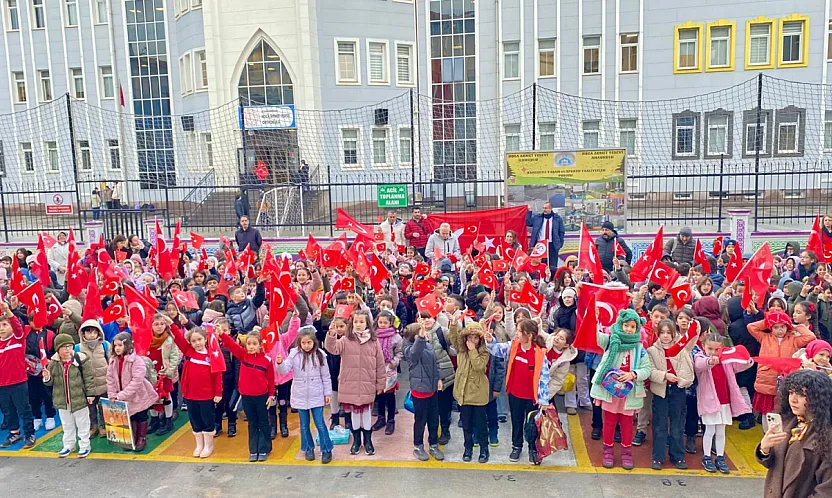 Hoca Ahmet Yesevi İlkokulu'nun Her Öğrencisi Bir Bayrak