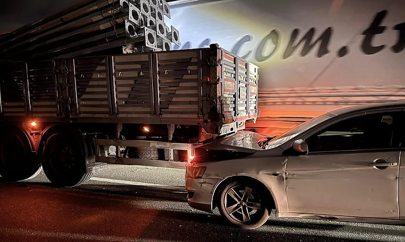 İki Tır Ve Otomobilin Çarpıştığı Kazada Bir Kişi Yaralandı