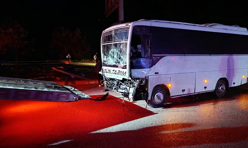 İşçileri Taşıyan Servis Tıra Çarptı: 17 Yaralı Var