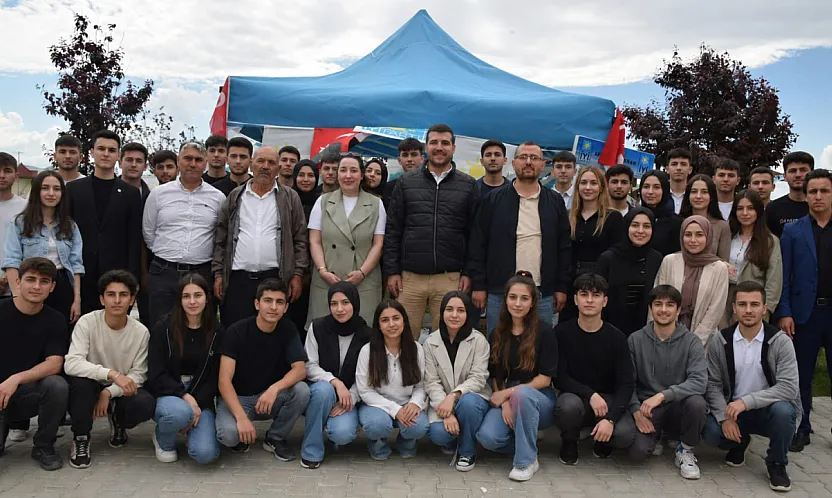İYİ Parti, Öğrenci Merkezi Erenler'de Stant Açtı